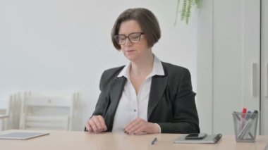 Yaşlı kıdemli iş kadını dizüstü bilgisayar kullanırken sırt ağrısı çekiyor