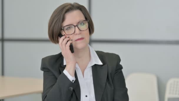 Portrait Old Senior Businesswoman Talking Phone — Vídeo de Stock