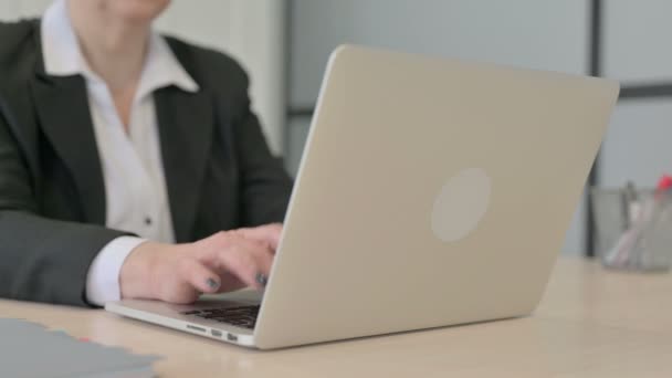 Κοντινό Πλάνο Του Old Senior Businesswoman Πληκτρολογώντας Στο Laptop — Αρχείο Βίντεο