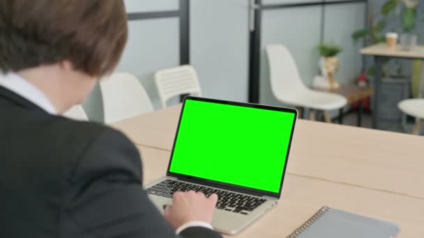 緑のクロマ画面でノートパソコンで働くおばあちゃん — ストック動画