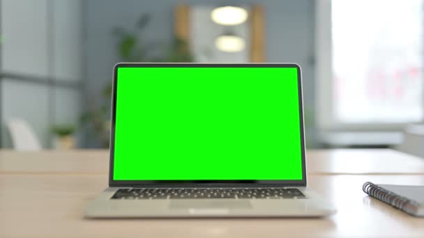 写字台上有Chroma键屏幕的笔记本电脑 — 图库视频影像