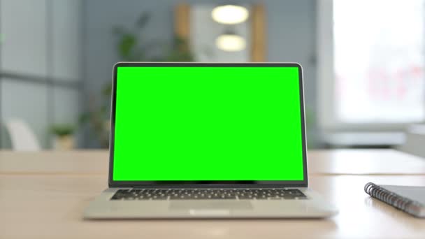 Laptop Green Screen Desk Office — Vídeos de Stock