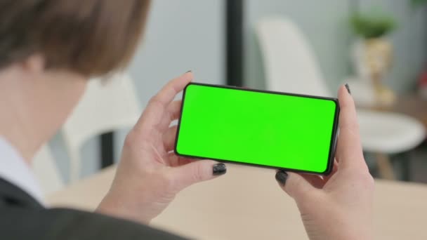 Regarder Smartphone Avec Écran Vert Gros Plan — Video