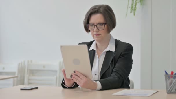 Alte Seniorin Bejubelt Gewinn Auf Digitalem Tablet — Stockvideo