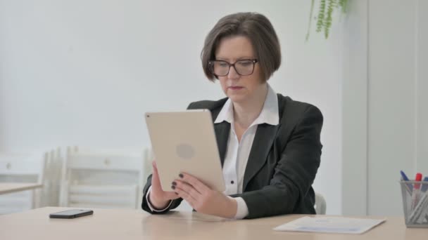 Zszokowany Old Senior Businesswoman Reagując Utratę Tablecie Cyfrowym — Wideo stockowe