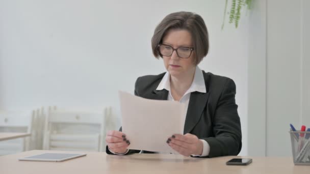 Old Senior Businesswoman Upset Loss While Reading Business Report — Vídeo de Stock