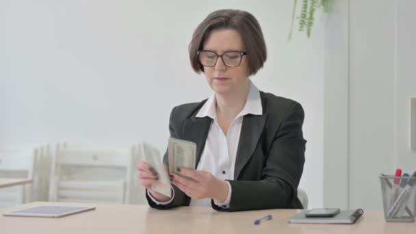 Old Senior Businesswoman Counting Dollar Work Money — Vídeo de Stock