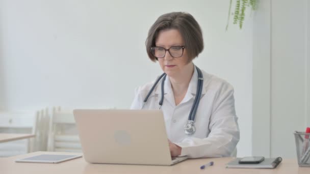 Old Senior Doctor Κάνοντας Online Βίντεο Συνομιλία Στην Κλινική — Αρχείο Βίντεο