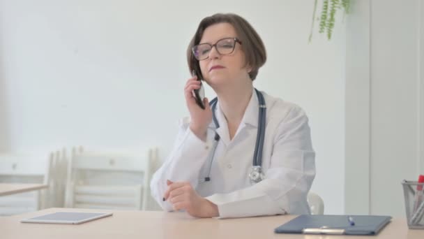 Old Senior Doctor Talking Phone Clinic — Vídeo de Stock