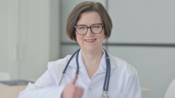 Portret Vechi Femeie Doctor Doing Thumbs Sus — Videoclip de stoc