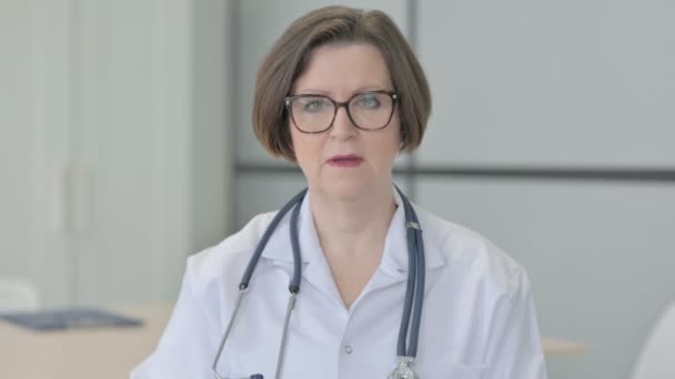老婦人医師の肖像下に親指を行う — ストック動画