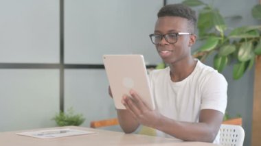 Genç Afrikalı Adam 'ın Tablet' te Çevrimiçi Video Sohbeti
