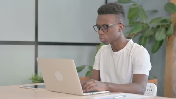 Hombre Joven Africano Con Dolor Cabeza Trabajando Ordenador Portátil — Vídeo de stock