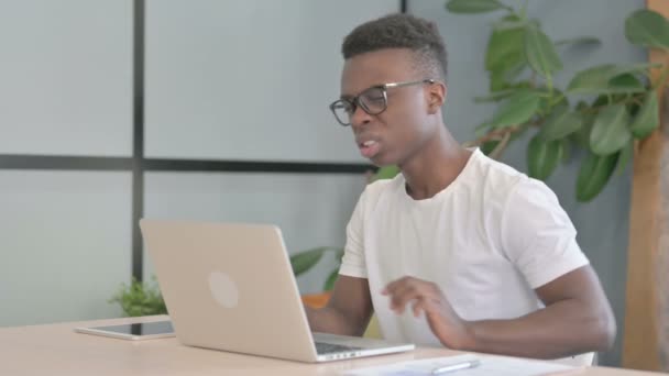 Joven Africano Con Dolor Espalda Trabajo — Vídeos de Stock