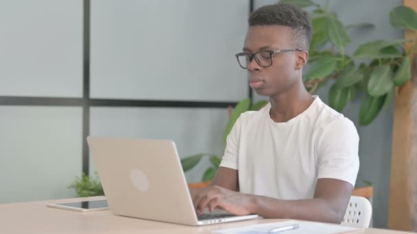 Молодой Африканский Человек Кашляет Работе — стоковое видео