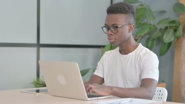 Молодой Африканский Человек Празднует Успех Интернете Ноутбуке — стоковое видео