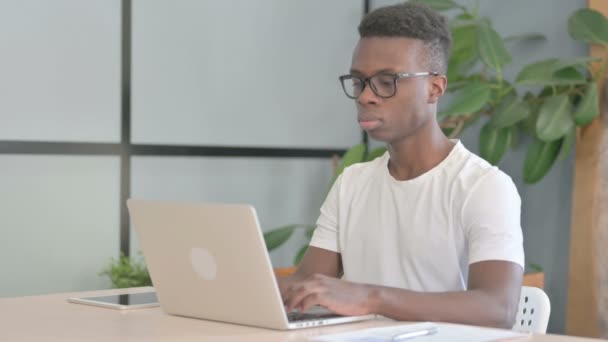 Молодой Африканский Человек Смотрит Камеру Время Использования Ноутбука — стоковое видео