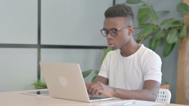 オフィスで損失に反応する若いアフリカ人男性 — ストック動画