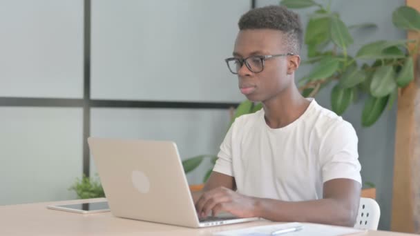 Молода Африканська Людина Працює Ноутбуці — стокове відео