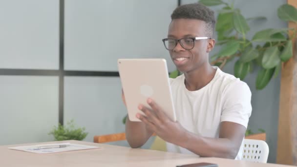 Молодой Африканский Человек Аплодирует Выиграть Цифровой Планшет — стоковое видео