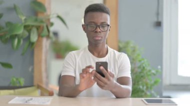 Ofisteki Akıllı Telefon 'da Afrikalı Adam İnternet Taraması