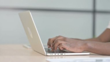 Laptop 'ta Yazan Afrika Erkek Elleri Yan Görünümü