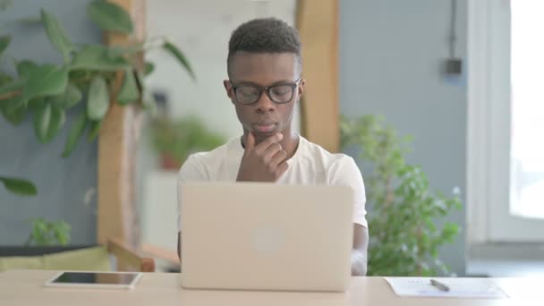African Man Σκέψη Ενώ Εργάζονται Laptop — Αρχείο Βίντεο