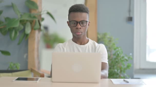 African Man Typing Στο Laptop Office — Αρχείο Βίντεο