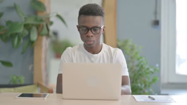 Afričan Muž Bolestí Hlavy Při Práci Notebooku — Stock video