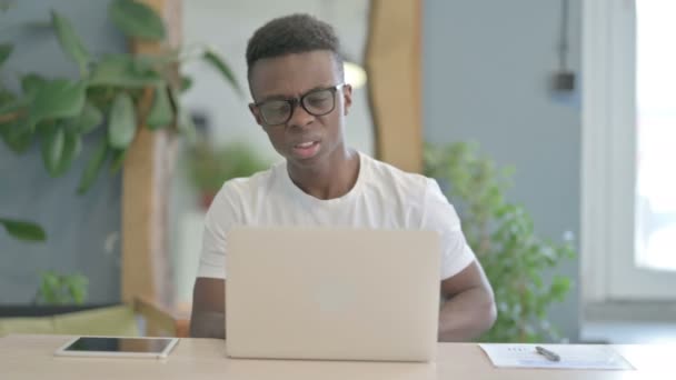 African Man Έχοντας Πόνο Στην Πλάτη Κατά Χρήση Laptop — Αρχείο Βίντεο