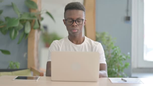 African Man Coughing Время Работы Над Ноутбуком — стоковое видео