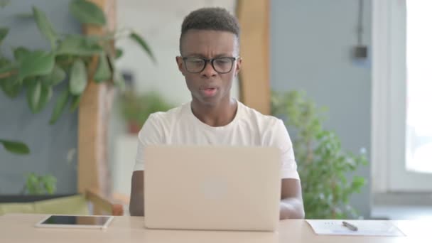 仕事で歯痛を持つアフリカ人男性 — ストック動画
