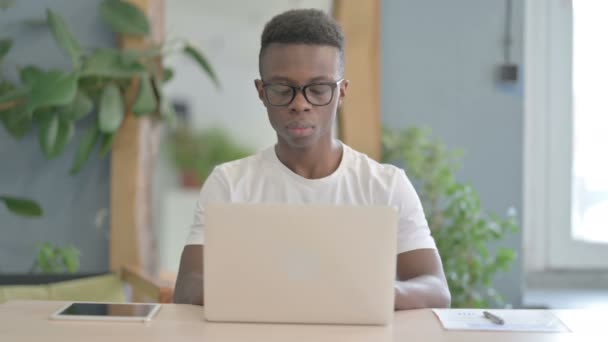 Hombre Africano Mirando Cámara Mientras Usa Ordenador Portátil — Vídeo de stock