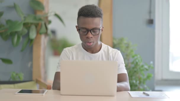 Hombre Africano Reaccionando Pérdida Mientras Trabaja Oficina — Vídeos de Stock