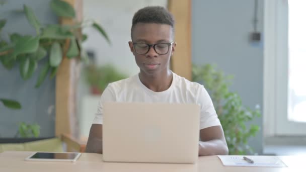 Αντίχειρας Προς Πάνω Από Αφρικανός Άνθρωπος Εργασία Φορητό Υπολογιστή — Αρχείο Βίντεο