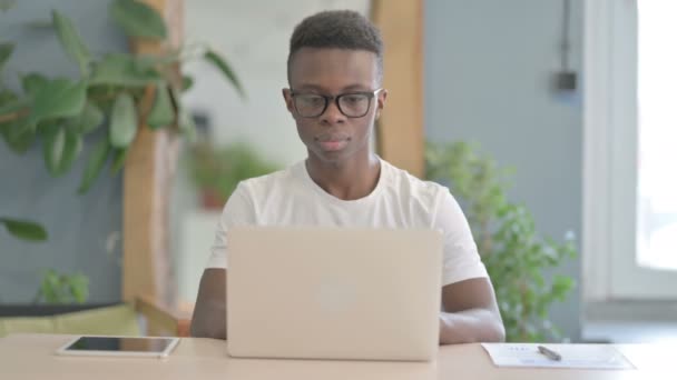 Pulgares Hacia Abajo Por Hombre Africano Que Trabaja Ordenador Portátil — Vídeo de stock