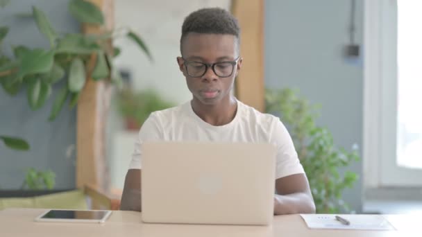 在笔记本电脑上工作的非洲人震惊了 — 图库视频影像