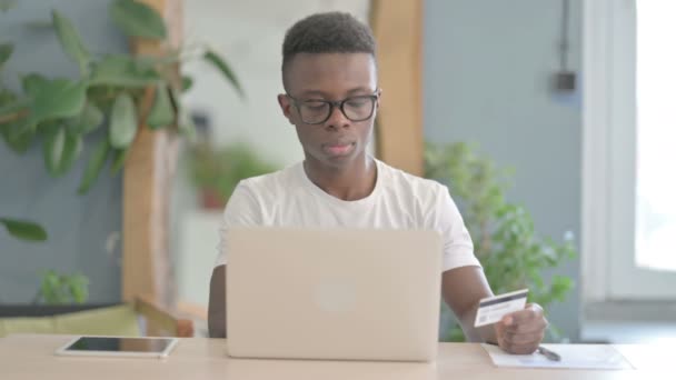 African Man Κάνοντας Επιτυχημένη Online Πληρωμή Στο Laptop — Αρχείο Βίντεο
