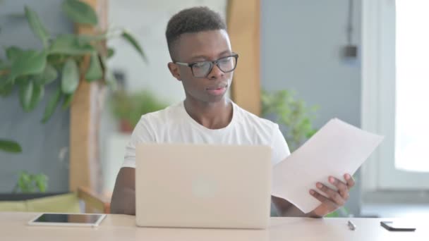 アフリカ人男性読書後の動揺 書類仕事 — ストック動画