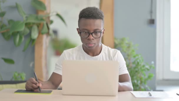 アフリカ人デザイナー ノートパソコンやグラフィックタブレットで働く — ストック動画