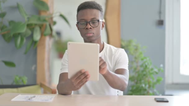 Dijital Tablet Kullanan Afrikalı Adam Nternet Taraması — Stok video