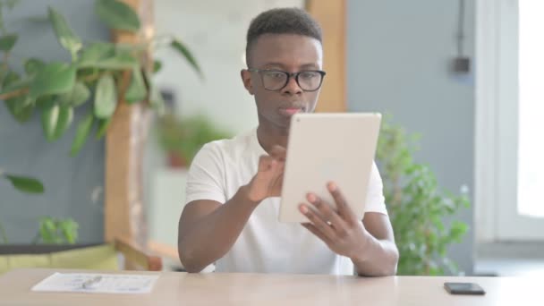 デジタルタブレット上で損失に反応するアフリカの男ショック — ストック動画