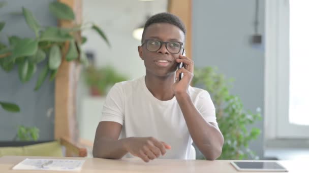 非洲男人在办公室用电话交谈 — 图库视频影像