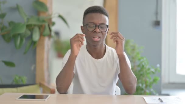 Mladý Afričan Bolestí Hlavy Kanceláři — Stock video