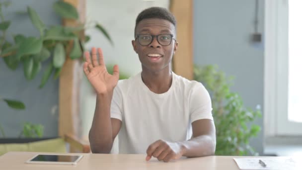 若いアフリカ人の男 オフィスでオンラインで話すブロガー — ストック動画