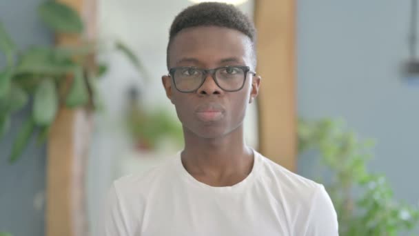 Portrét Vážného Mladého Afričana — Stock video