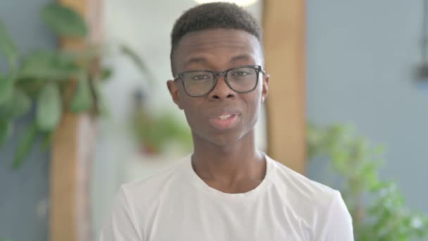 Portret Van Jonge Afrikaanse Man Met Duimen Naar Beneden — Stockvideo