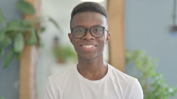 Portret Uśmiechający Się Młody Człowiek Afryki — Wideo stockowe