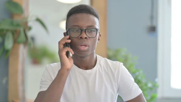 Inggris Portrait Young African Man Talking Phone — Stok Video