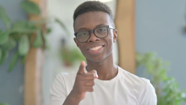 Portret Van Jonge Afrikaanse Man Wijzend Naar Camera — Stockvideo